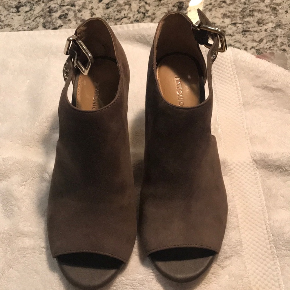 Antonio Melani Gray Faux suede shoe